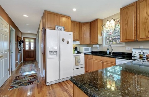 Boomer Kabine | Wilkes County Western NC 3br Cottage with Hot Tub, No Cleaning Fee!