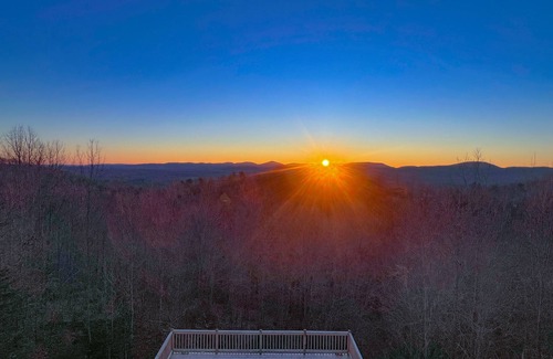 Boomer Kabine | Wilkes County Western NC 3br Cottage with Hot Tub, No Cleaning Fee!