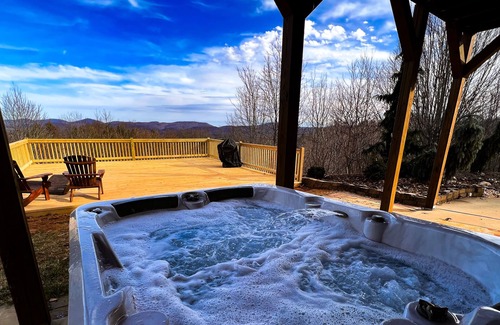 Boomer Kabine | Wilkes County Western NC 3br Cottage with Hot Tub, No Cleaning Fee!