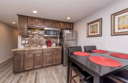 Thayerville Eigentumswohnung | Will O' The Wisp 205A: Lakefront Efficiency Condo, Expansive Lake Views, Firepla