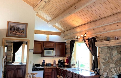 Darby Kabine | Willow Cabin ist unsere Honeymoon Cabin und hat "Privatsphäre am Ende der Straße".