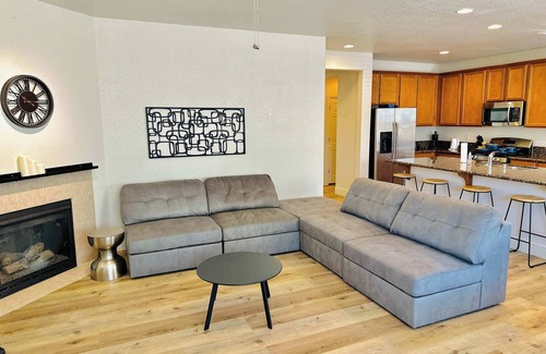 Reno Haus | Willow Song House/Sleeps 13