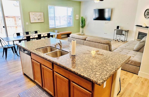 Reno Haus | Willow Song House/Sleeps 13