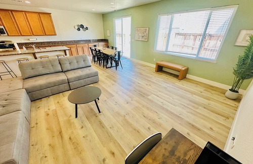 Reno Haus | Willow Song House/Sleeps 13