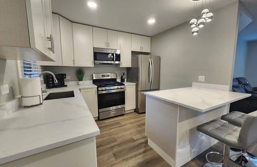 Willowbrook Haus | Willowbrook Gem 3-bedroom house with AC, WiFi, next to Forest Preserve