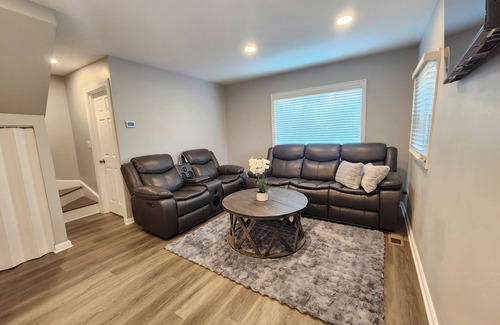 Willowbrook Haus | Willowbrook Gem 3-bedroom house with AC, WiFi, next to Forest Preserve
