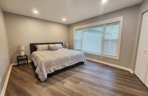 Willowbrook Haus | Willowbrook Gem 3-bedroom house with AC, WiFi, next to Forest Preserve