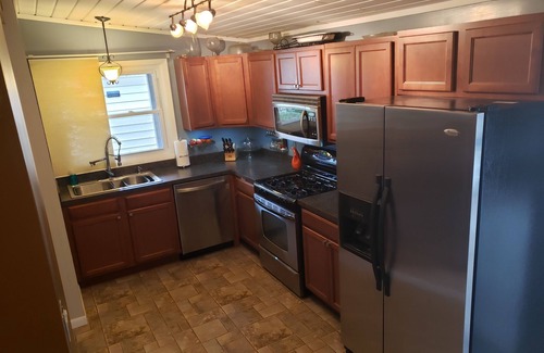 South Bend Haus | Geräumiges Mid-Century Modern Waterfront Smart Home