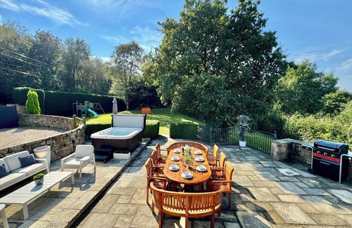 Hollingworth Hütte | WINDYRIDGE, pet friendly, character holiday cottage in Marple Bridge