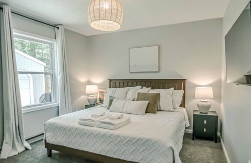 Lake Breeze Park Hütte | 2 min walk to Lake view, private yard with fire pit, near vineyards, & fishing!