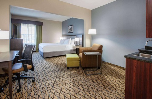 Roseville Hotel | Wingate by Wyndham Roseville/Detroit