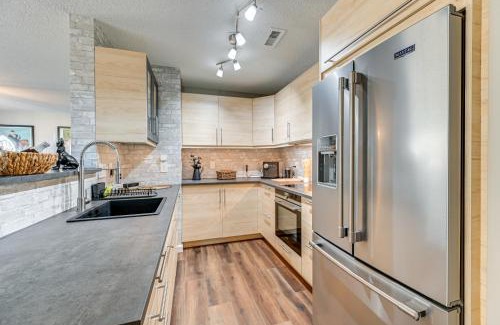 Winston - Salem Wohnung | Winston-Salem Condo with Balcony Steps to Golf!