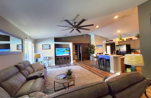 Florida Shores Haus | WINTER/SPRING DEALS POOL, TROPICAL F. BK YARD GARAGE BEACH CLOSE 2 ALL