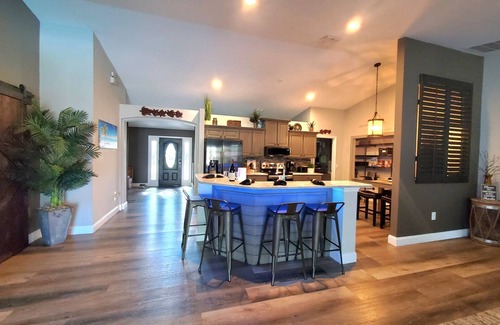 Florida Shores Haus | WINTER/SPRING DEALS POOL, TROPICAL F. BK YARD GARAGE BEACH CLOSE 2 ALL