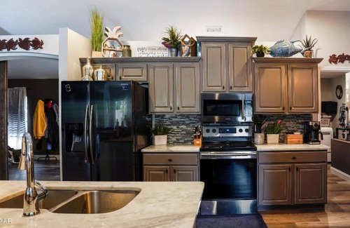 Florida Shores Haus | WINTER/SPRING DEALS POOL, TROPICAL F. BK YARD GARAGE BEACH CLOSE 2 ALL