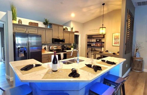 Florida Shores Haus | WINTER/SPRING DEALS POOL, TROPICAL F. BK YARD GARAGE BEACH CLOSE 2 ALL