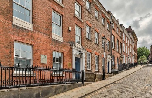 Sheffield City Centre Wohnung | With Parking -Historic-Charm,City Centre-Modern Comfort