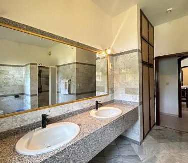 Malindi Wohnung | Woburn Residences Condo by RevSerene