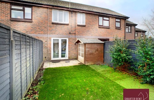 Knaphill Wohnung | Woking - 2 Bedroom House - With Garden