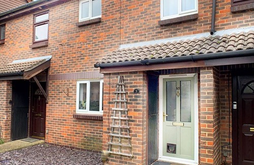 Knaphill Wohnung | Woking - 2 Bedroom House - With Garden