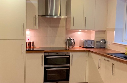 Wokingham Wohnung | Wokingham - Contemporary, Spacious - Three Bedroom (Two Bathroom) Apartment