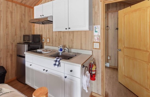 Coram Kabine | Wolf Den Cabin! 6 miles to Glacier!