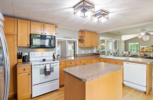 Camdenton Haus | Wolf Point Lodge! 10 Acre Historical Cabin