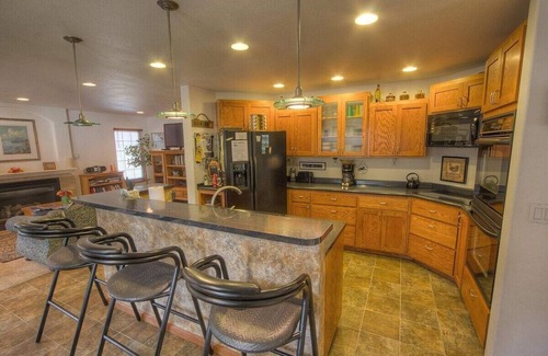 Tahoe Island Haus | Großes, neueres Haus mit Grill, 2 Decks, Spielplatz, Whirlpool, umzäunter Hof (CYH1077)