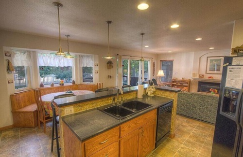 Tahoe Island Haus | Großes, neueres Haus mit Grill, 2 Decks, Spielplatz, Whirlpool, umzäunter Hof (CYH1077)