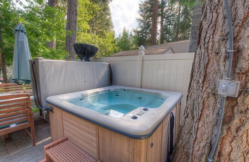 Tahoe Island Haus | Großes, neueres Haus mit Grill, 2 Decks, Spielplatz, Whirlpool, umzäunter Hof (CYH1077)