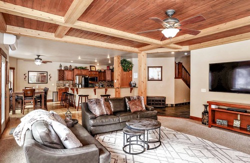 McCall Haus | Wonderful 5 bdrm cabin on 1acre wooded lot with stream