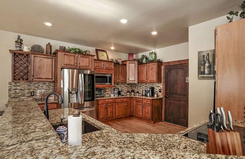 McCall Haus | Wonderful 5 bdrm cabin on 1acre wooded lot with stream