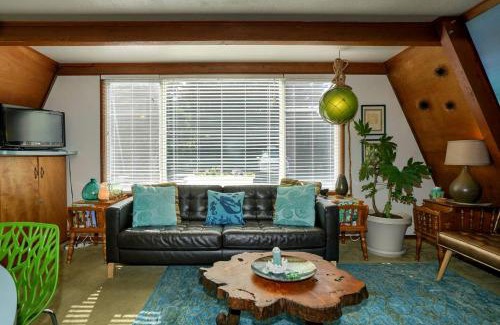 Otter Rock Skihütte | Wonderful A frame Nestled Amidst Trees in Otter Rock, Oregon