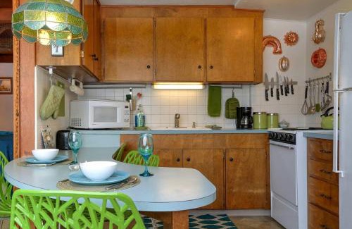 Otter Rock Skihütte | Wonderful A frame Nestled Amidst Trees in Otter Rock, Oregon