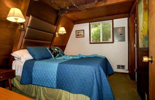 Otter Rock Skihütte | Wonderful A frame Nestled Amidst Trees in Otter Rock, Oregon