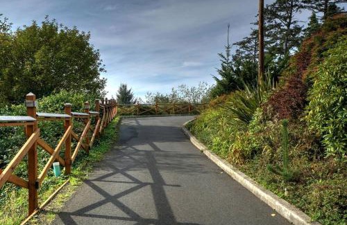 Otter Rock Skihütte | Wonderful A frame Nestled Amidst Trees in Otter Rock, Oregon