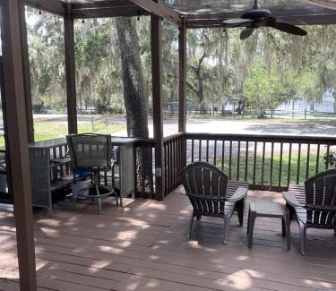 Salt Springs Haus | Wonderful Cottage Overlooking the Lake with Porch in Florida