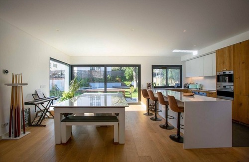 Caxias Haus | Wonderful home 3 mins from beach; 15 mins from Lisboa by train!