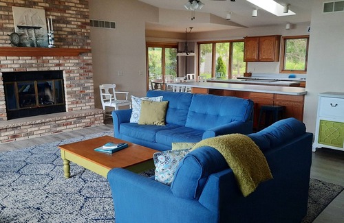 Lake Mills Haus | Rock Lake Home perfekt für Ihren Familienurlaub! Für 8 Erwachsene und 8 Kinder!