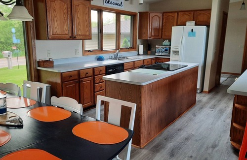 Lake Mills Haus | Rock Lake Home perfekt für Ihren Familienurlaub! Für 8 Erwachsene und 8 Kinder!