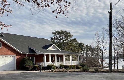 Centre Haus | Wonderful House on Weiss Lake! Two piers and nearby boat launch. Sleeps 16