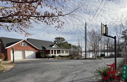 Centre Haus | Wonderful House on Weiss Lake! Two piers and nearby boat launch. Sleeps 16