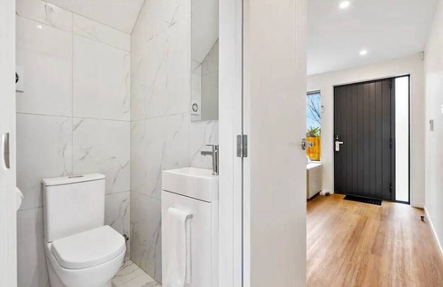 Mangere Haus | Wonderful Three Bedroom with Garage!