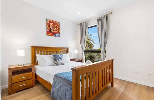 Mangere Haus | Wonderful Three Bedroom with Garage!