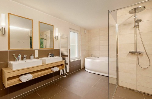 Medebach Haus | Gemütliche Wohnung für 4 Leute mit Pool, W-LAN, Whirlpool, TV und Parkplatz