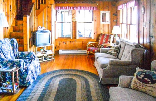 Moultonborough Hütte | Wonderful waterfront home with private dock, swim raft, kayaks, canoe, and W/D