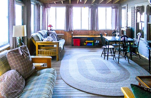 Moultonborough Hütte | Wonderful waterfront home with private dock, swim raft, kayaks, canoe, and W/D