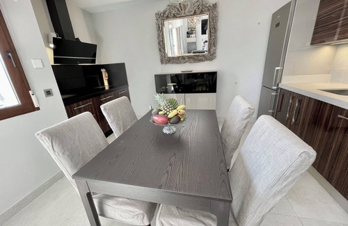 Torre del Mar Villa | Ein wunderbares Fenster zum Meer mit einer Terrasse, einem Pool und kostenfreiem WLAN