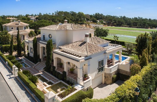 Almancil Villa | Wunderbar stilvolle und luxuriöse Villa, beheizter Pool, Gärten, Designer Interior