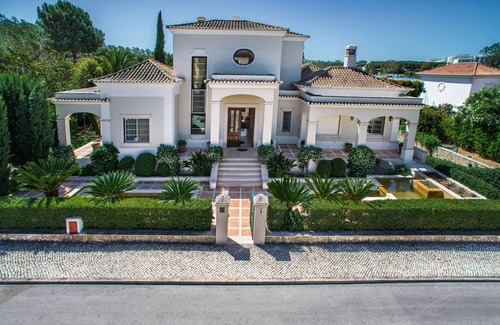 Almancil Villa | Wunderbar stilvolle und luxuriöse Villa, beheizter Pool, Gärten, Designer Interior